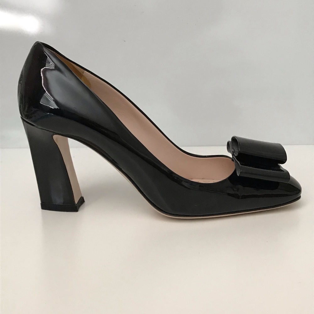 Miu Miu black patent pump with bow